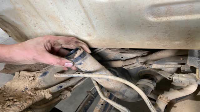 <p>Undo the hose to tank, flip it "end for end", it should now look like this</p>
