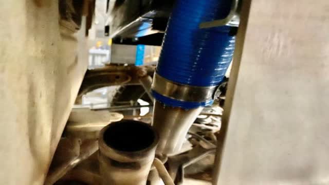 <p>Fit tray to vehicle, pipe should align close like this</p>