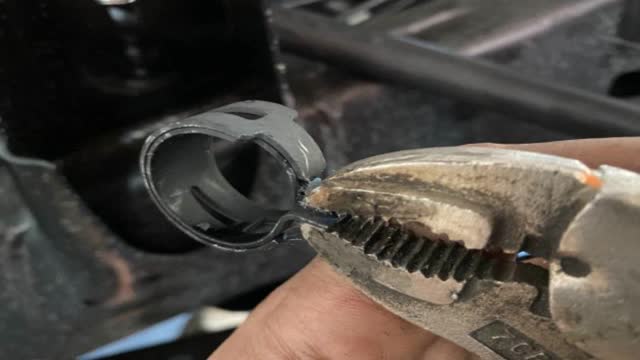 <p>Pre-Set the breather clamp</p>
