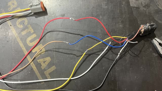<p>Tray plug: Vehicle Plug
Red: Red (stop).
Yellow: Yellow (Indicator).
Brown: Blue (Park)
White: Black (Earth)
Black: White (Reverse)</p>
