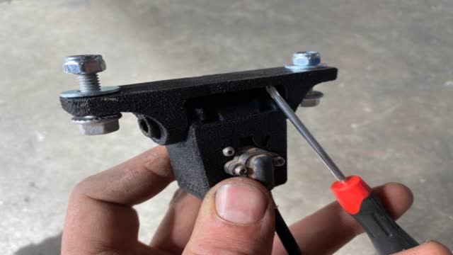 <p>Use original screws to tighten camera to bracket.</p>