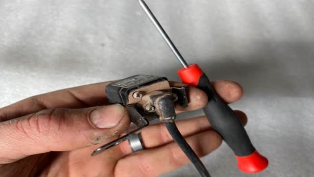 <p>Use a fine Phillips screwdriver to remove all 4 screws on back of camera</p>