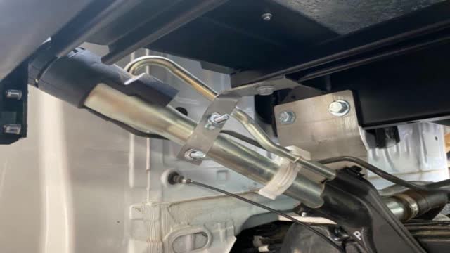 <p>Position bracket on inner rail</p>