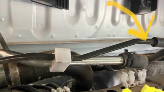 <p><em><strong>ONLY ON TUB MODEL</strong></em>
Disconnect the Smaller breather hose and fit the supplied breather fitting</p>