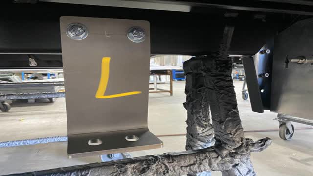 <p><strong>Back Mount</strong></p>
<ul>
<li>Laser Etched with "L".</li>
</ul>
