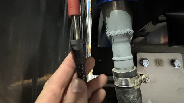 <p>Connect the small breather pipe to the breather hose on the tray</p>
