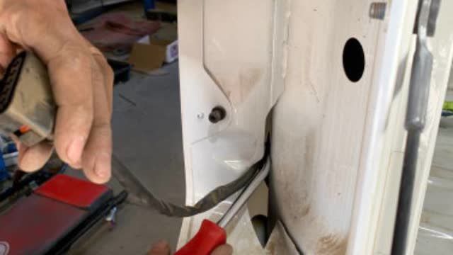 <p>Remove zip tie holding wires to tub and repeat on the opposite side</p>