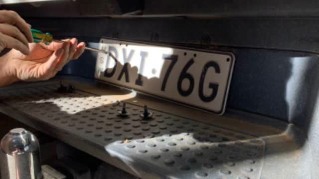 <p>Remove license plate</p>