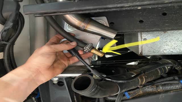 <p>Identify breather hose attached to Tray</p>