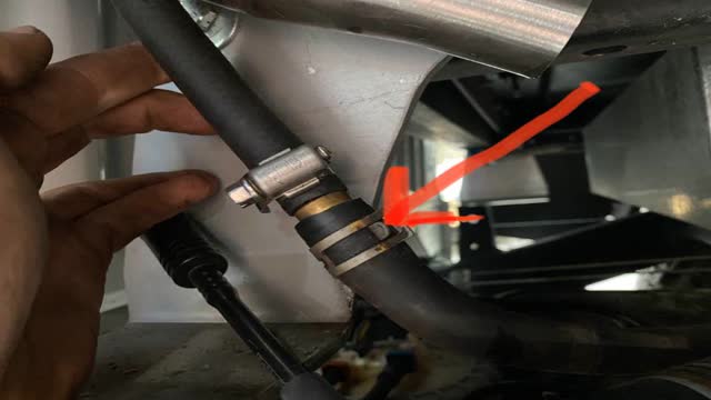 <p>Connect to vehicle. Use original clamp (shown with red arrow)</p>