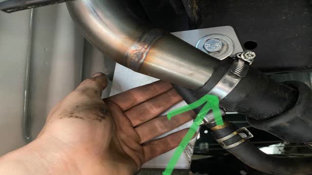 <p>Connect main delivery hose. Use supplied clamp (shown in green)
Tighten</p>