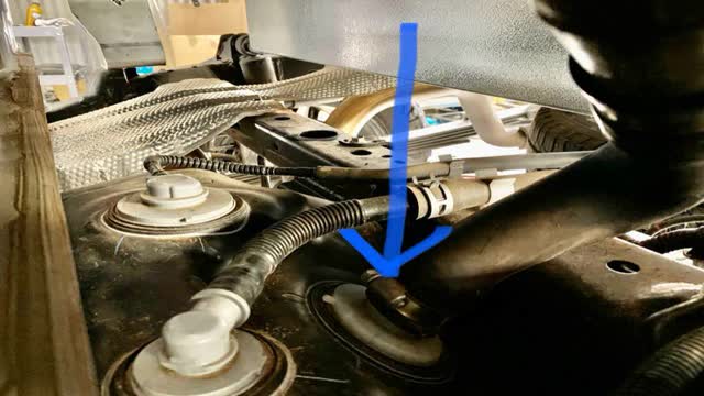 <p>Important!
Tighten clamp to vehicle tank</p>