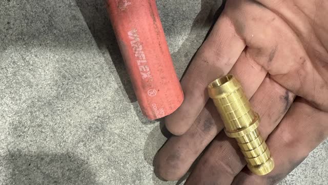 <p>Breather has reducer, larger at one end. red hose (12.7mm) is 710 mm long.</p>

