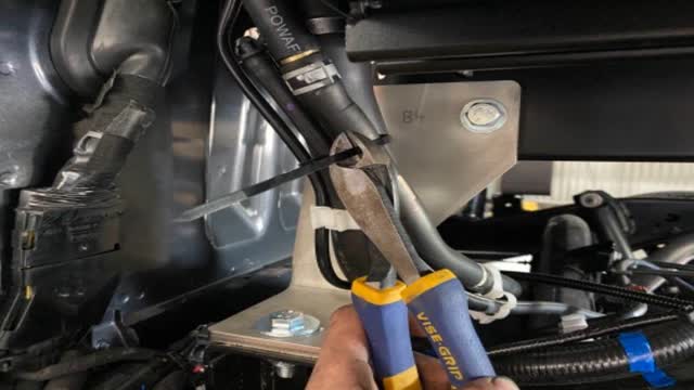 <p>Zip tie it so that it is again the other hose.</p>
<p>We want the top as high as possible. It is basically a "Snorkel" for your diff!</p>