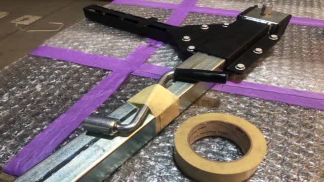 <p>If sending on freight, tape the winding handle to the leg</p>