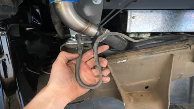 <p>Identify the diff breather on vehicle</p>