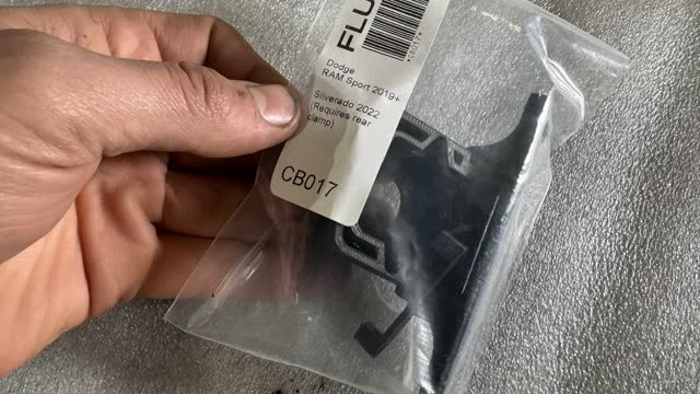 <p>Identify the supplied camera bracket. CB017</p>
