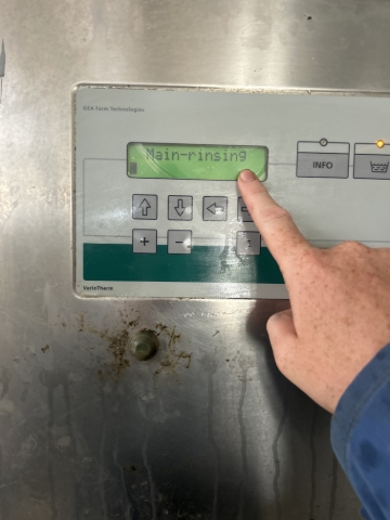<p>the main screen should say pre rinsing and the tub will automatically start filling with cold water </p>