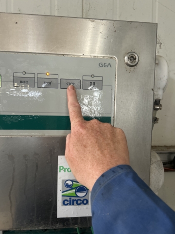 <p>press stop the main board will ask you do you want to stop milking? yes =E </p><p>stop= no </p><p>press E </p>
