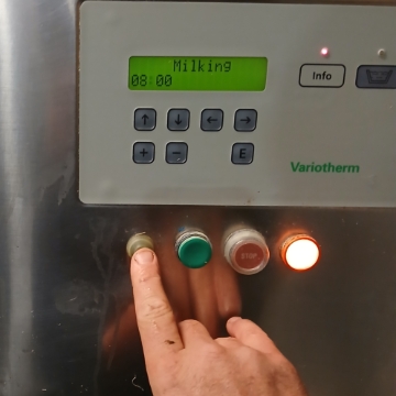 <p>Purge any calf milk into calf trailer</p><p><strong>Black</strong> <strong>button</strong> 10 seconds </p><p>Compresser will start </p>