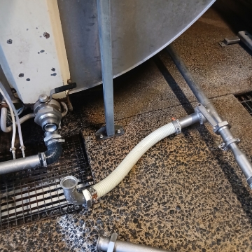 <p>Close both taps and disconnect vat 1 </p>
