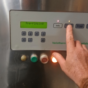 <p>Start Auto wash</p><p>Press wash bucket </p><p>Screen will change to pre-wash</p><p>Should hear water filling wash drum. </p>