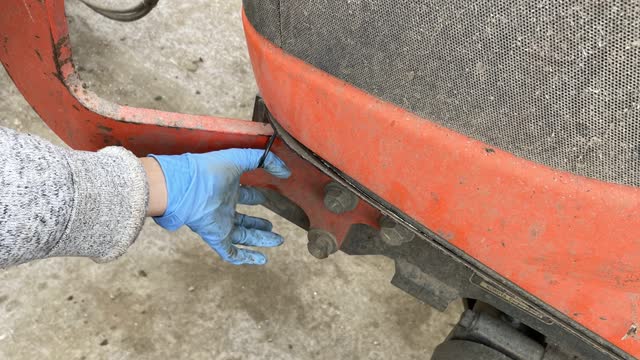 <p>Open bonnet by pulling the latch and lifting bonnet up.</p>