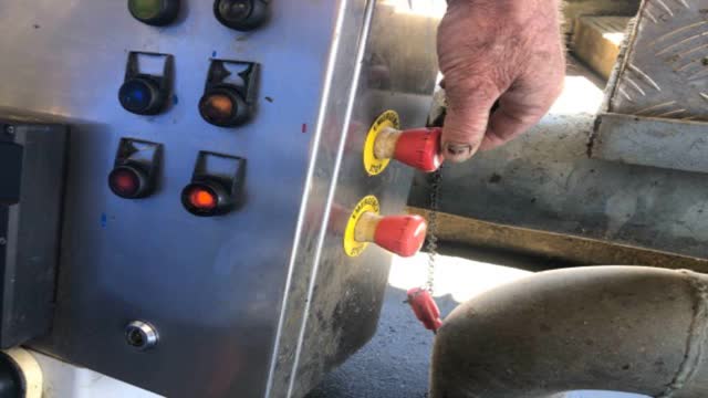 <p>At the cups on pedestal, make sure all 3 red emergency stops are pulled out on BOTH sides of the cups on panel. Twist them, and they should pop out.</p>