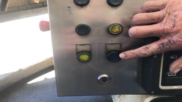 <p>Turn this switch to the right to put Backing Gate into auto.</p>