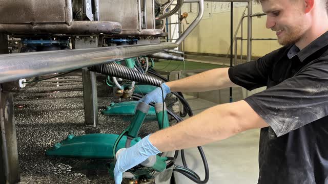 <p>Replace any tubes removed and complete a vacuum and pulsation check to ensure cluster has been repaired.</p>