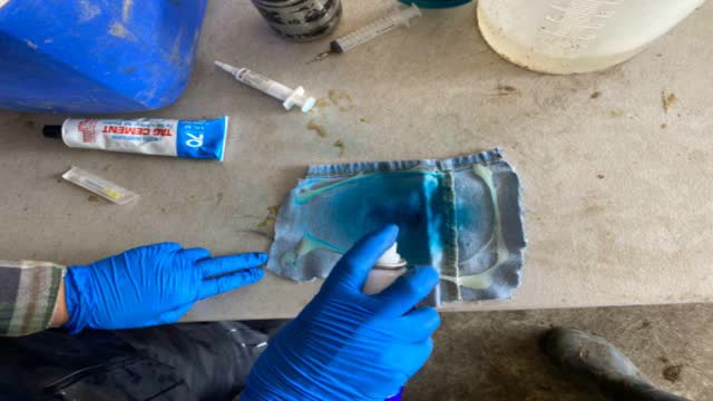 <p>Spray the centre of the patch with an Alamycin antibiotic spray.</p>