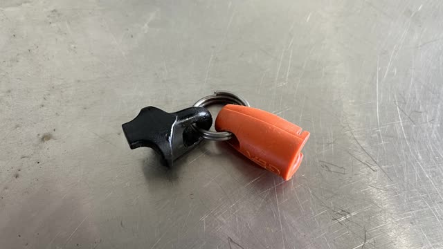 <p>Attach ACR clip to small hook.</p>