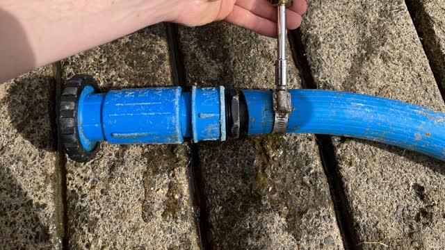 <p>Loosen the clamp to release the nozzle.</p>