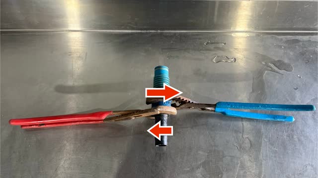 <p>Using two pliers, unscrew the base of the hose from the nozzle.</p>