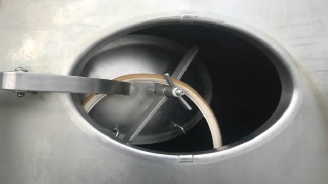 <p>Remove the rubber seal from the vat door and hang over door so it is washed.</p>
