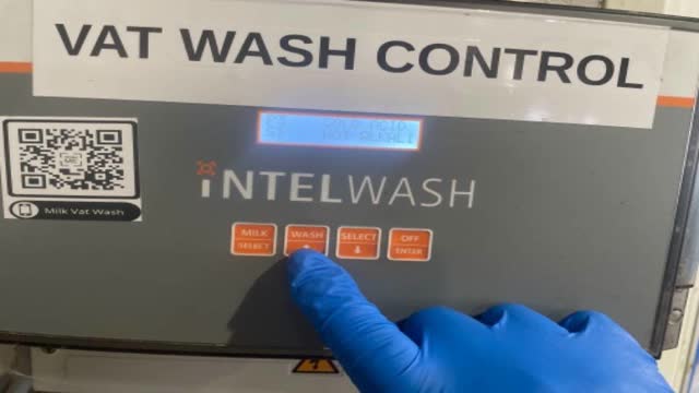 <p>Select wash on the Milfos Vat Wash Controller</p>
