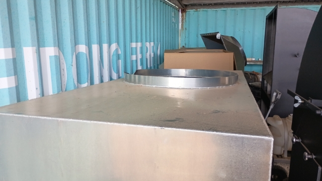 <p>Use the gantry roller system to install the twin condenser hood.</p>