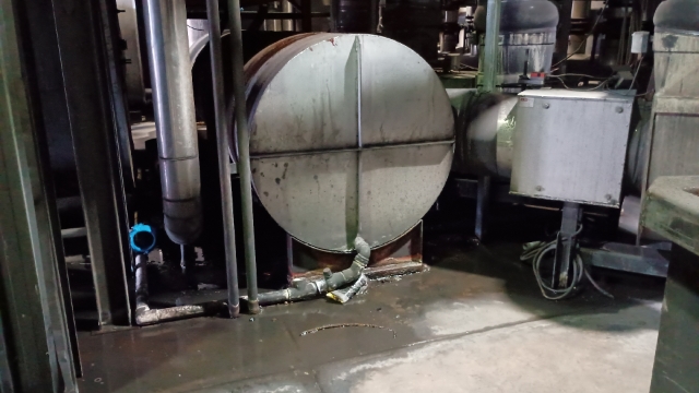 <p>Carefully remove the CO2 manifold into the open space.</p>