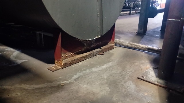 <p>Raise the CO2 manifold with pallet jacks slightly to remove bottom carry braces.</p>