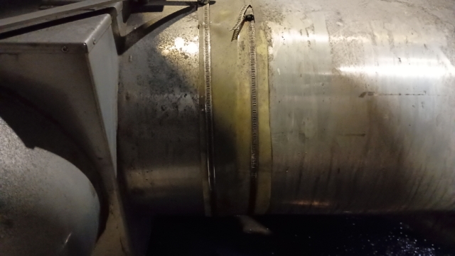<p>Remove the flexible connections between the fans and the fan outlets on the manifold.</p>