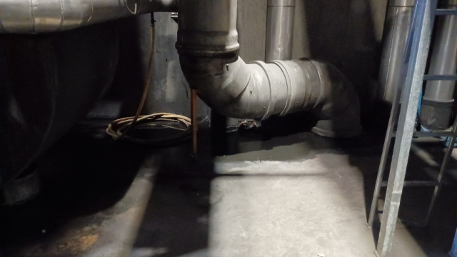 <p>Roll the gantry rollers to clear space and using the endless chains, lower the condenser to ground. Remove condenser from boiler room.</p>