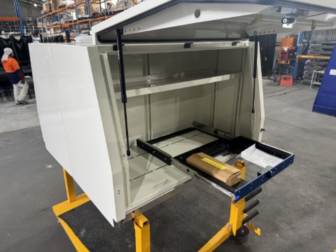 <p>Fit the slide to the toolbox</p>