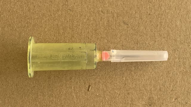 <p>Screw the needle onto the holder.</p>
