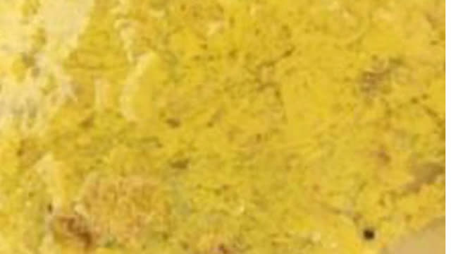 <p>Feces are yellow or pale, watery and contain mucus.
You see marked weight loss and emaciation.
Dehydration, weakness and collapse are less common than in other forms of calf scours.</p>