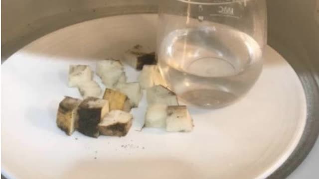 <p>Put glass of water on a plate with the 100g of beet.</p>