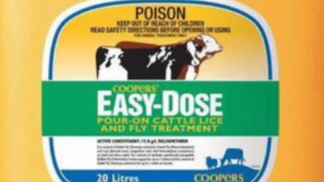 <p>Coopers Easy Dose offers protection against flies.
Applied to cows and calves following product instructions.</p>