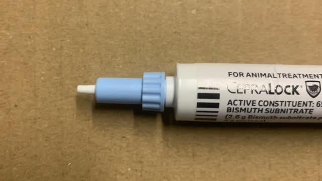 <p>It has a short tip so seal has to be placed in the teat canal. This is great for inexperienced staff.</p>