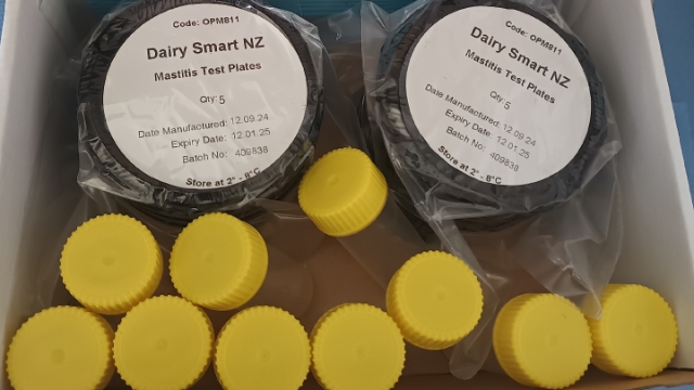 <p>Get DairySmart Mastitis test kit ready</p>