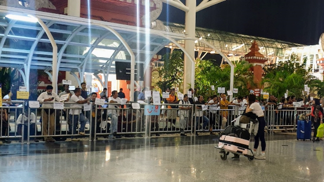 <p>Airport Pickup</p>
<ul>
<li>We will be picked up by someone fromn the resort</li>
</ul>
