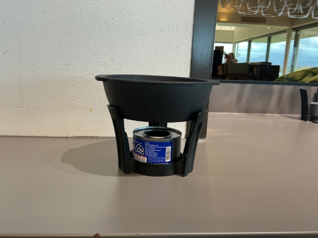 <p><span style="font-size: 16px; line-height: 1.4;">Light Oz gel</span></p><ul><li><p><span style="font-size: 16px; line-height: 1.4;">Use in well ventilated area (Restaurant/ Lounge bar is sufficient)</span></p></li><li><p><span style="font-size: 16px; line-height: 1.4;">Carefully light Oz gel tin with lighter and place fondue kit on top</span></p></li><li><p><span style="font-size: 16px; line-height: 1.4;">When removing fondue kit, place lid to extinguish flame using cloth napkin so there is no risk of burn</span></p></li><li><p><span style="font-size: 16px; line-height: 1.4;">Allow to cool prior to handling</span></p></li></ul><blockquote><p><span style="font-size: 16px; line-height: 1.4;">Note: Even once extinguished, tin will remain hot for 10-15 mins</span></p></blockquote><p></p><p></p>